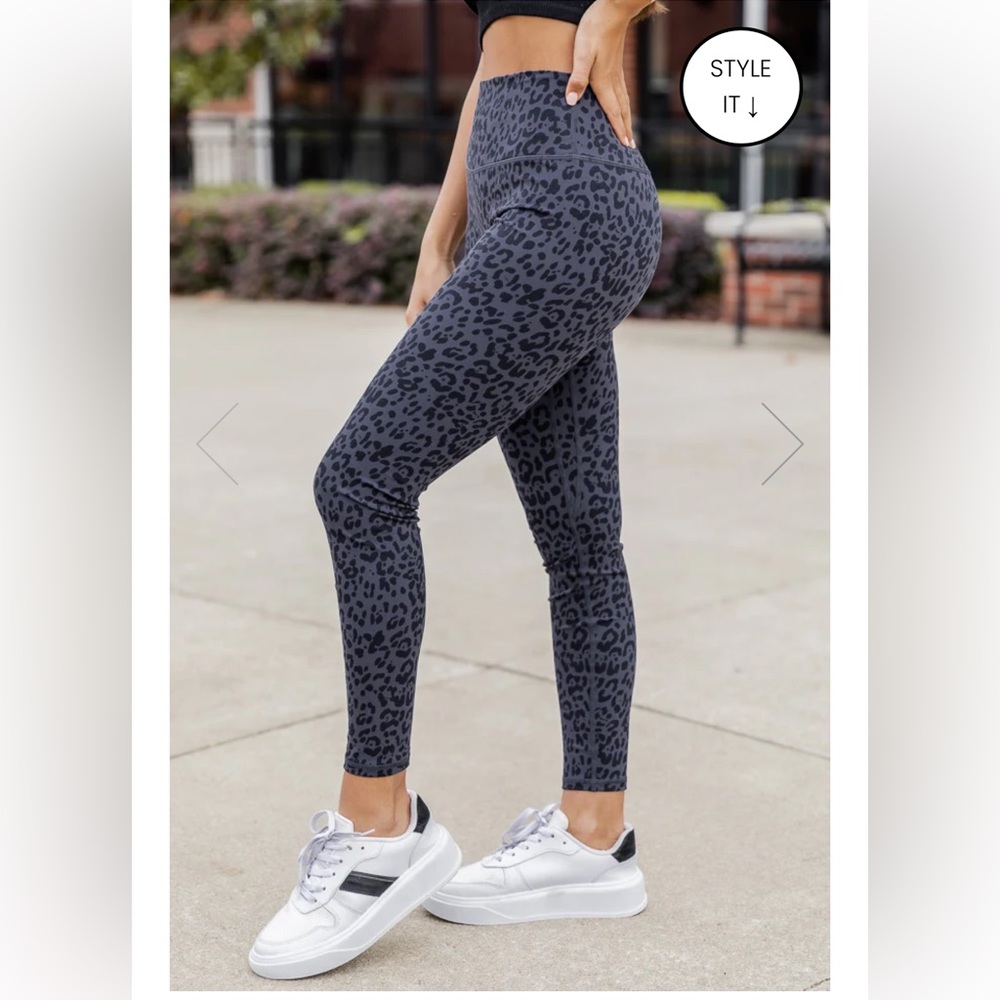 Pink Lily gray/black cheetah leggings - size medium